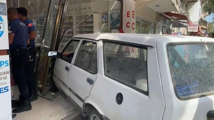 Ablasına kızdı, araçla eczaneye daldı