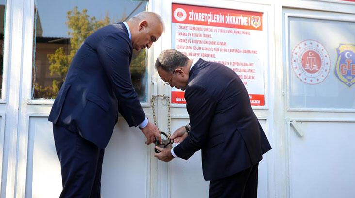 Adalet Bakanı Bozdağ, Diyarbakır Cezaevi'ne kilit vurdu