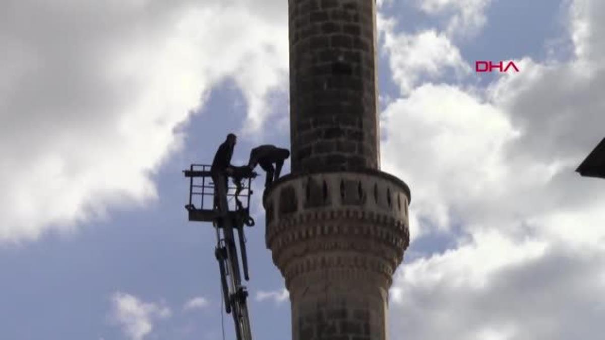 ADANA'DA AĞIR HASARLI MİNARELER YIKILIYOR