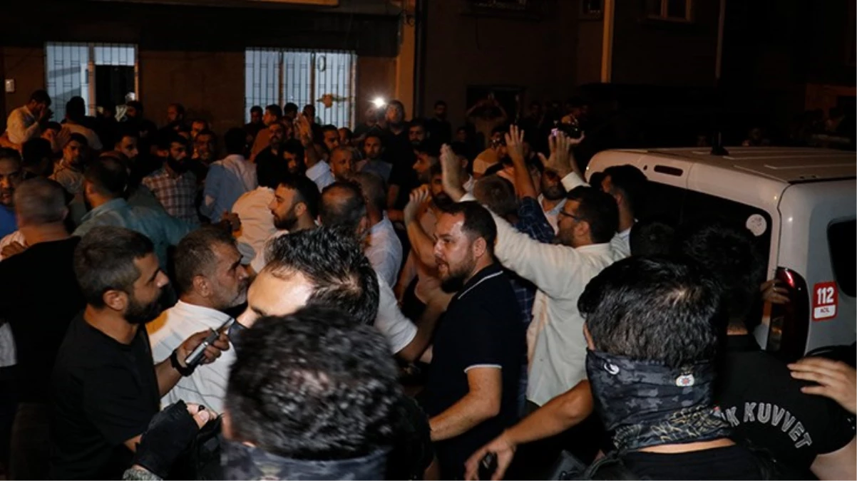 Adana'da öfkeli kalabalık, HÜDA Par binasını kana bulayan şüphelinin evine saldırdı