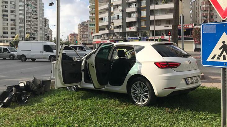 Adana'da otomobil sinyalizasyon direğine çarptı: 4 yaralı