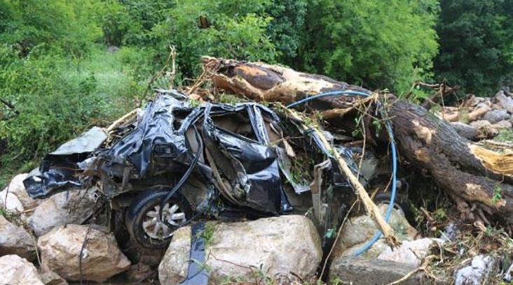 Adana'da sel: Araçlar kullanılamaz hale geldi