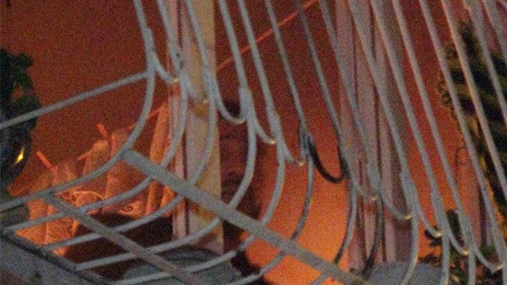 Adana'da şok olay! Anne ve babasını rehin aldı evi ateşe verdi