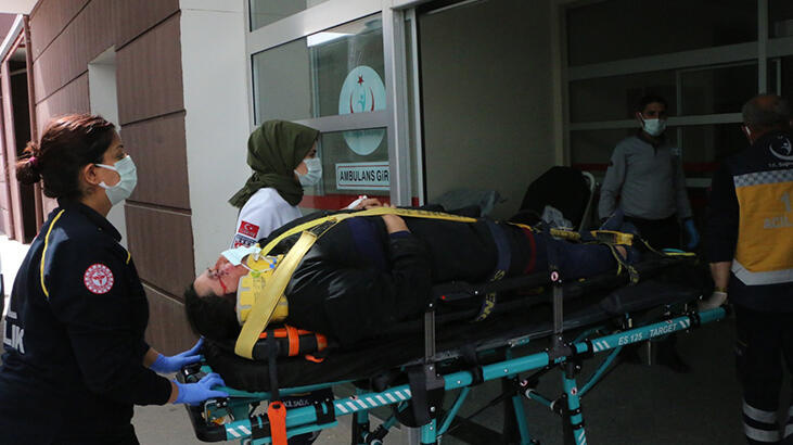 Adıyaman'da TIR'ın çarptığı araçtaki 4 kişi yaralandı