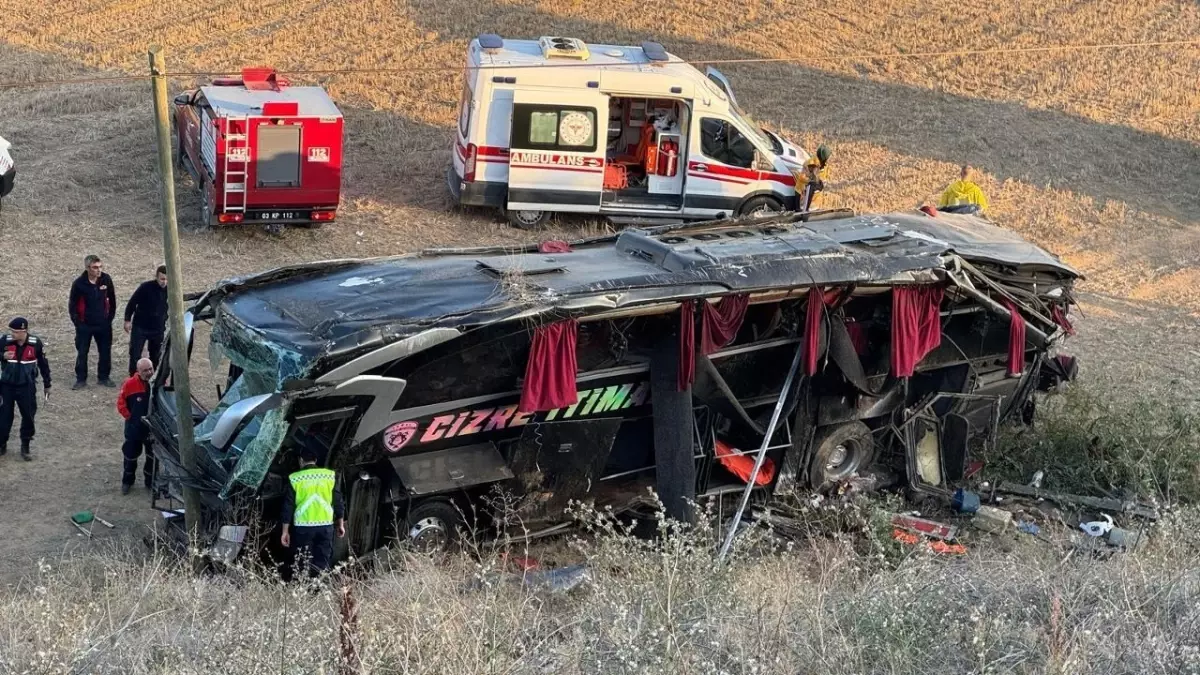 Afyonkarahisar'da yolcu otobüsü şarampole yuvarlandı: 21 yaralı