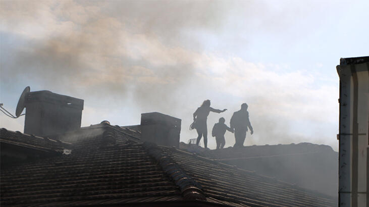 Aile çatıya çıktı! 'Kendimi dışarıya attım'