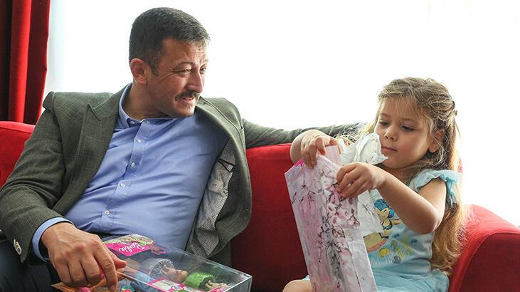 AK Partili Dağ, İzmir'deki depremin sembol ismi Ayda'yı ziyaret etti