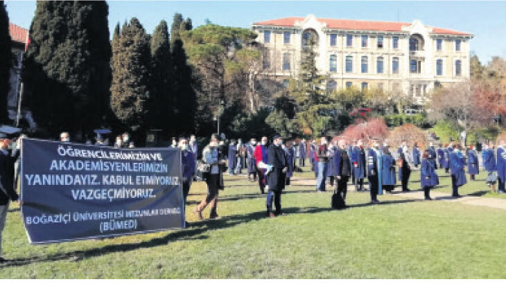 Akademisyenlerin protestosu sürüyor