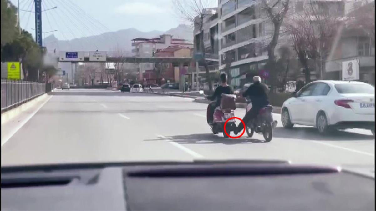 Akan trafikte motosiklet sürücüsü bir diğer motosiklet sürücüsünü ayağıyla itmeye çalıştı