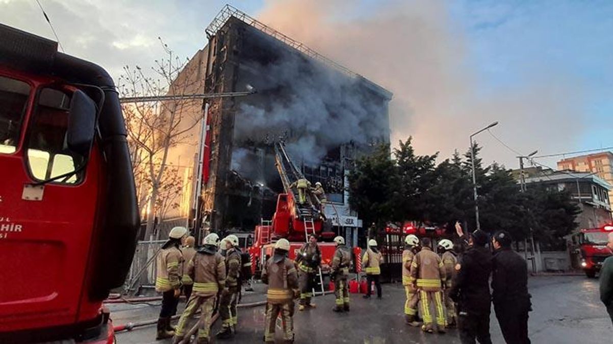 Akit Medya Grubu'nun da bulunduğu binadaki yangını söndürme çalışmaları 15. saatinde devam ediyor