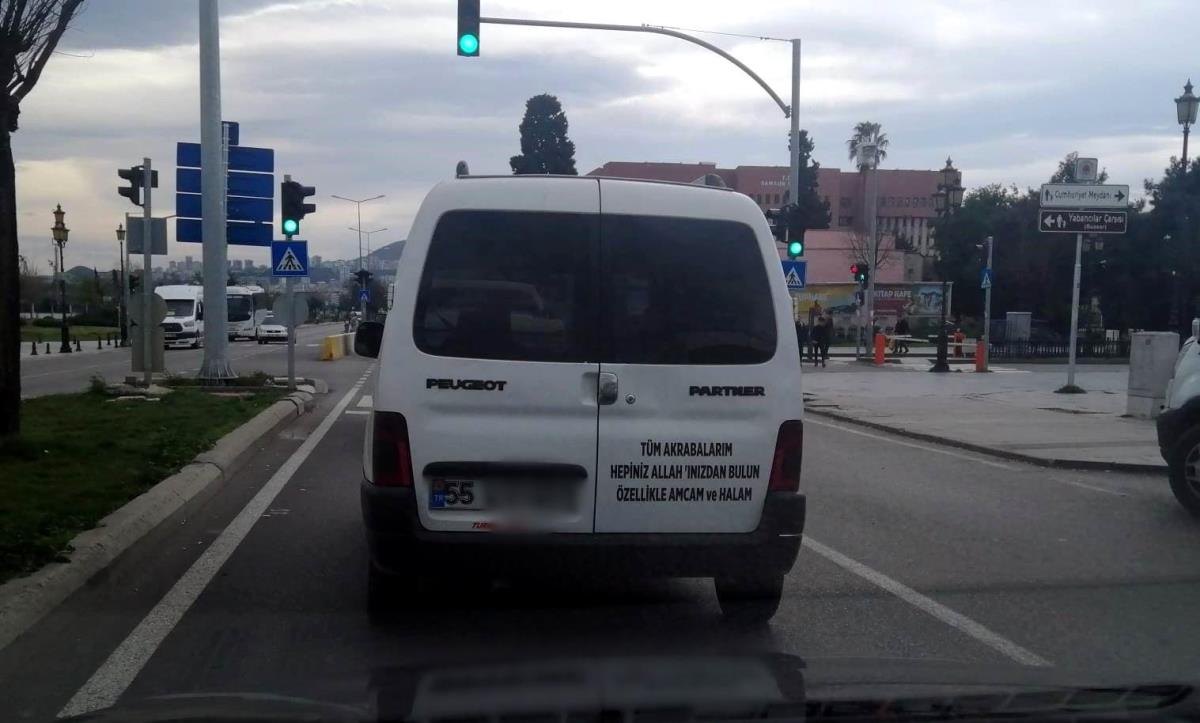 Akrabalarına olan öfkesini, arabanın arkasına yazdı! İki kişiye ayrı bir vurgu var