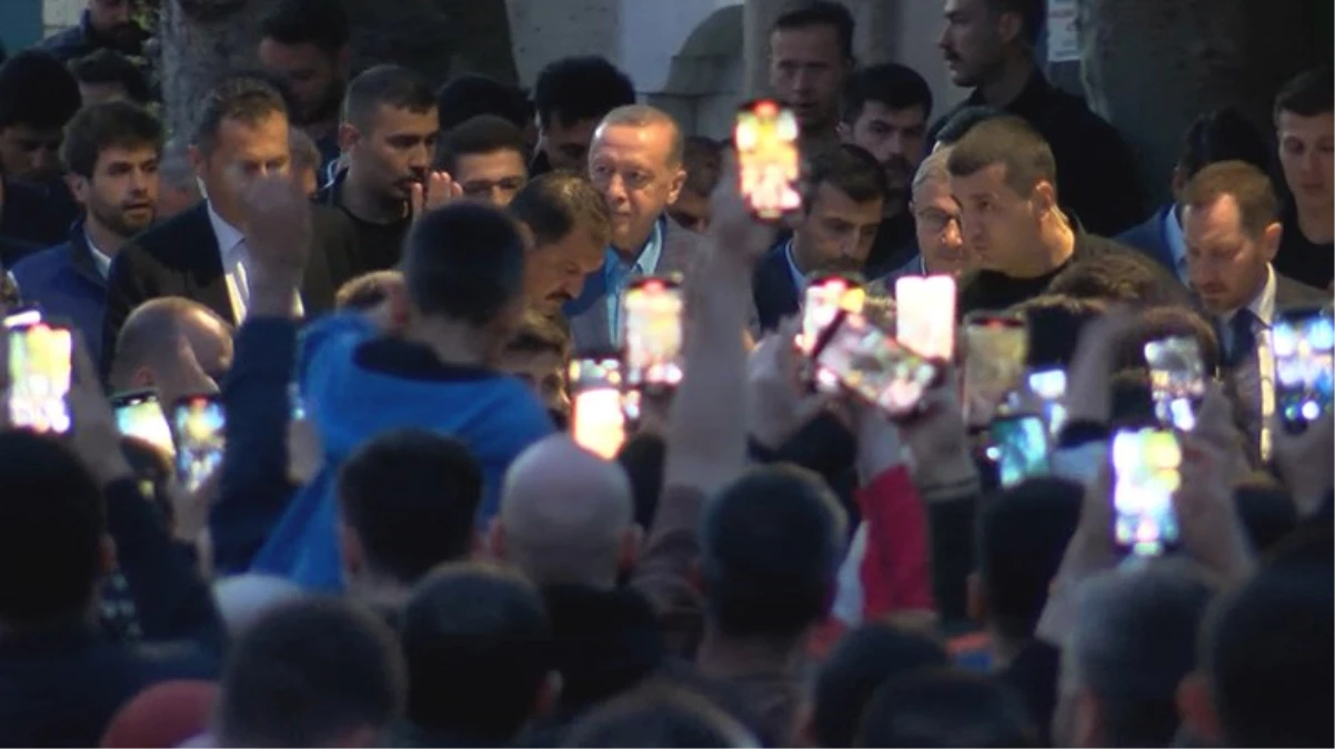 Akşam namazını Eyüpsultan Camisi'nde kılan Cumhurbaşkanı Erdoğan'a vatandaşlardan yoğun ilgi