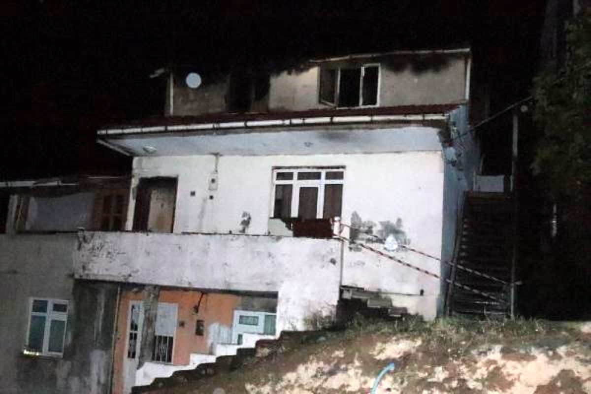 Alaplı'da çatı katı yangınında anne öldü, oğlu ile 3 itfaiye eri yaralandı