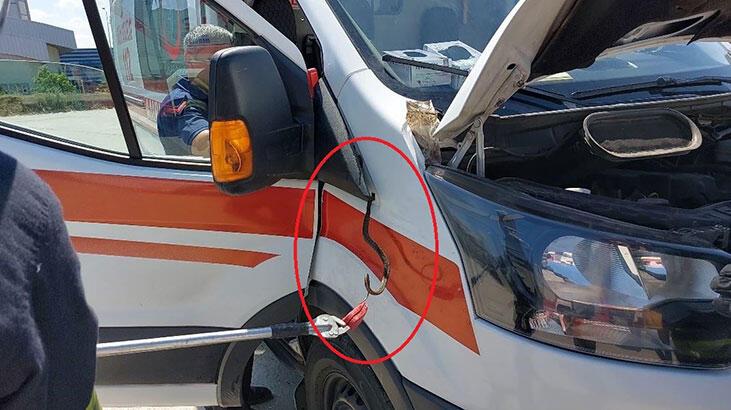 Ambulansa yılan girdi