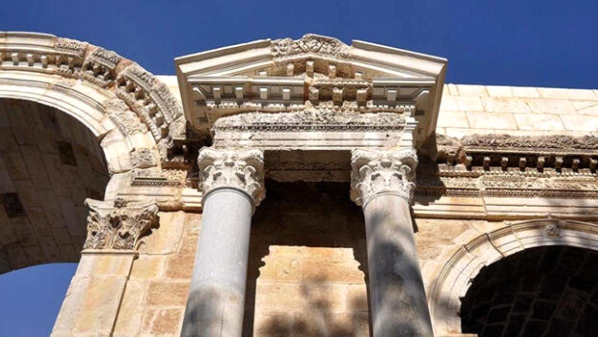 Anavarza Antik Kenti'nde arkeologları heyecanlandıran izler