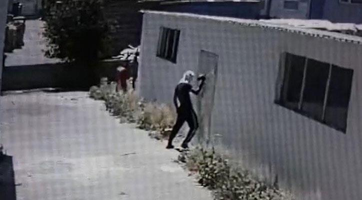 Anbean kaydedildi! Önce hırsızlık yaptı, sonra kapıyı sildi