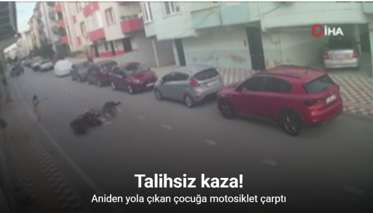 Aniden yola çıkan çocuğa motosiklet çarptı: Kaza anı kamerada