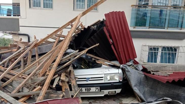 Ankara’da fırtınada uçan çatı araçların üzerine düştü