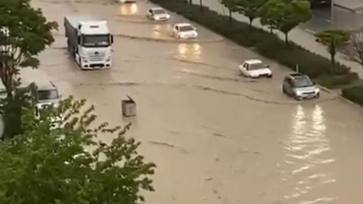 Ankara'da sağanak yağış sonrası yolları su bastı