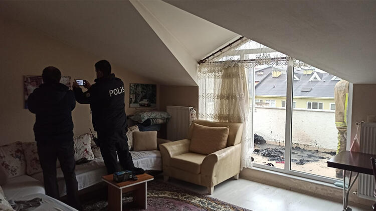 Annesine kızıp elbiselerini balkonda yaktı, mahalleliyi sokağa döktü!