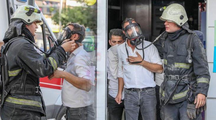 Antalya'da AVM'de yangın! İtfaiye eri, solunum cihazı maskesini çalışana verdi