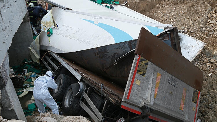 Antalya'da feci kaza! kamyon şoförü can verdi