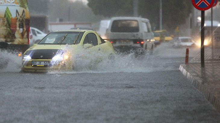 Antalya'da sağanak hayatı olumsuz etkiledi