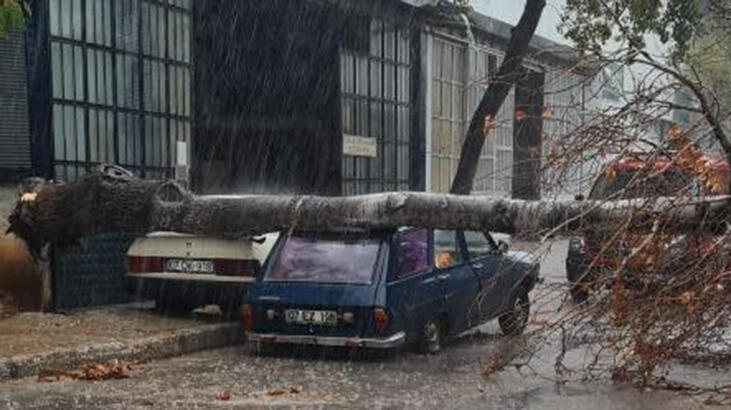 Antalya'da sağanak ve rüzgar yaşamı olumsuz etkiledi