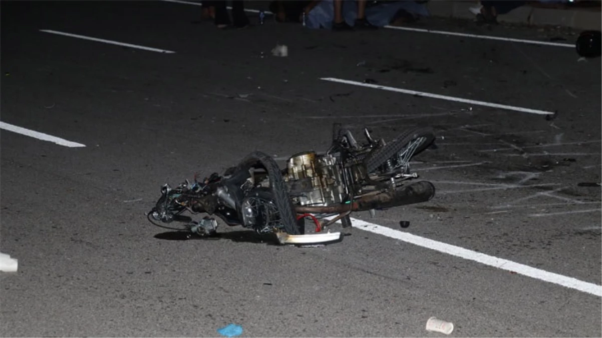 Antalya'da trafiğe kapalı yolda 2 motosiklet kafa kafaya çarpıştı! 3 genç hayatını kaybetti