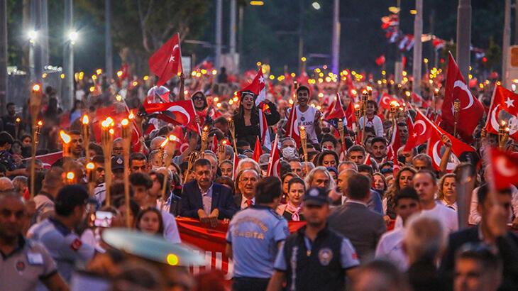 Antalya'dan renkli görüntüler binlerce kişi fener alayında yürüdü