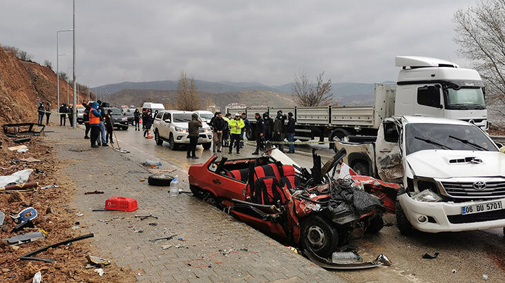 Araç hurdaya döndü, ölenler var