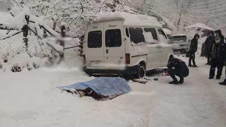 Aracına zincir takarken minibüsün altında kaldı