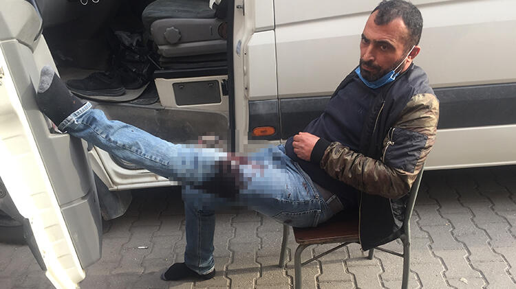 Aracında uyurken bacağından bıçaklandı!