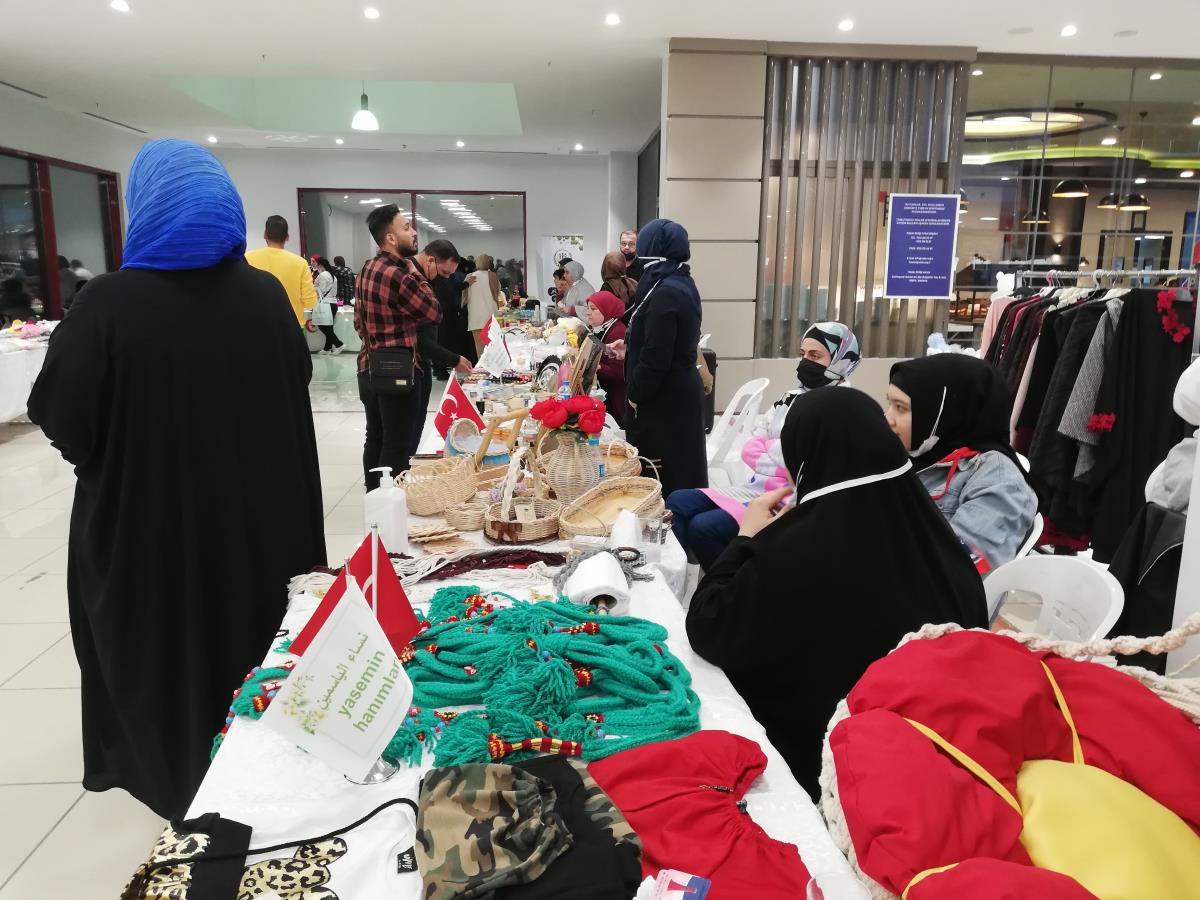 Arap kadınlar el emeği ürünlerini İstanbul'daki kermeste sergiledi