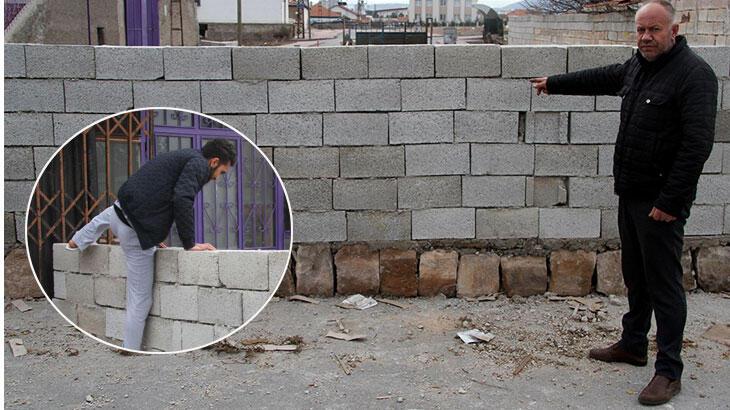 Arazisinden geçtiğini iddia ettiği yolu duvar örerek, trafiğe kapattı
