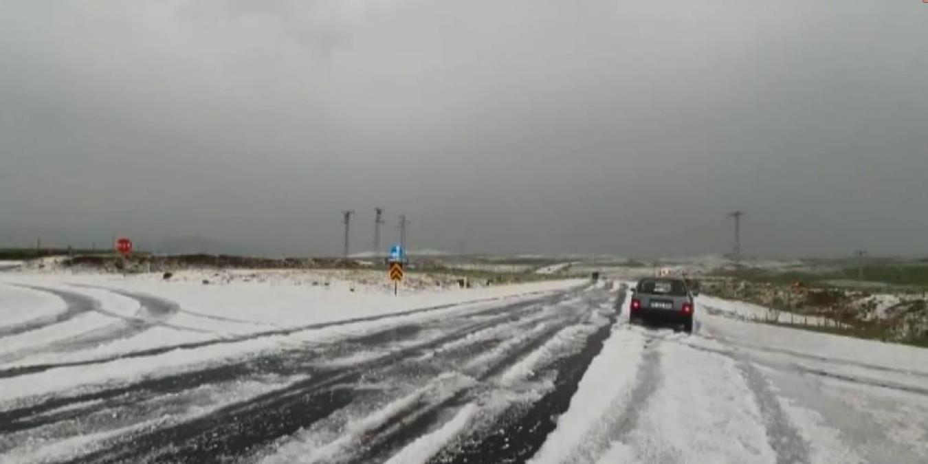 Ardahan beyaza büründü, araçlar yollarda mahsur kaldı