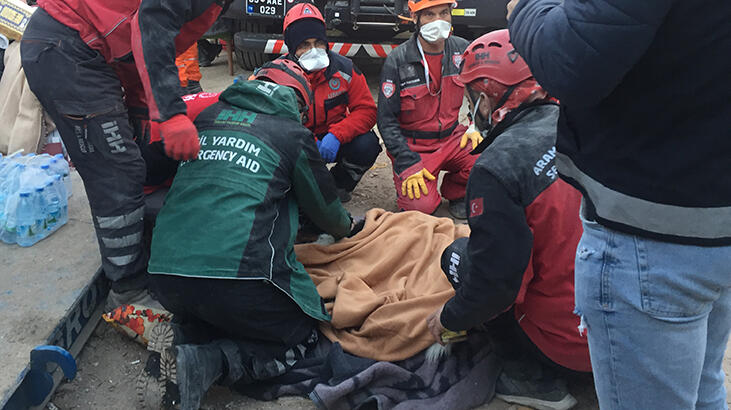 'Ares' enkaz altından 65 saat sonra kurtarıldı