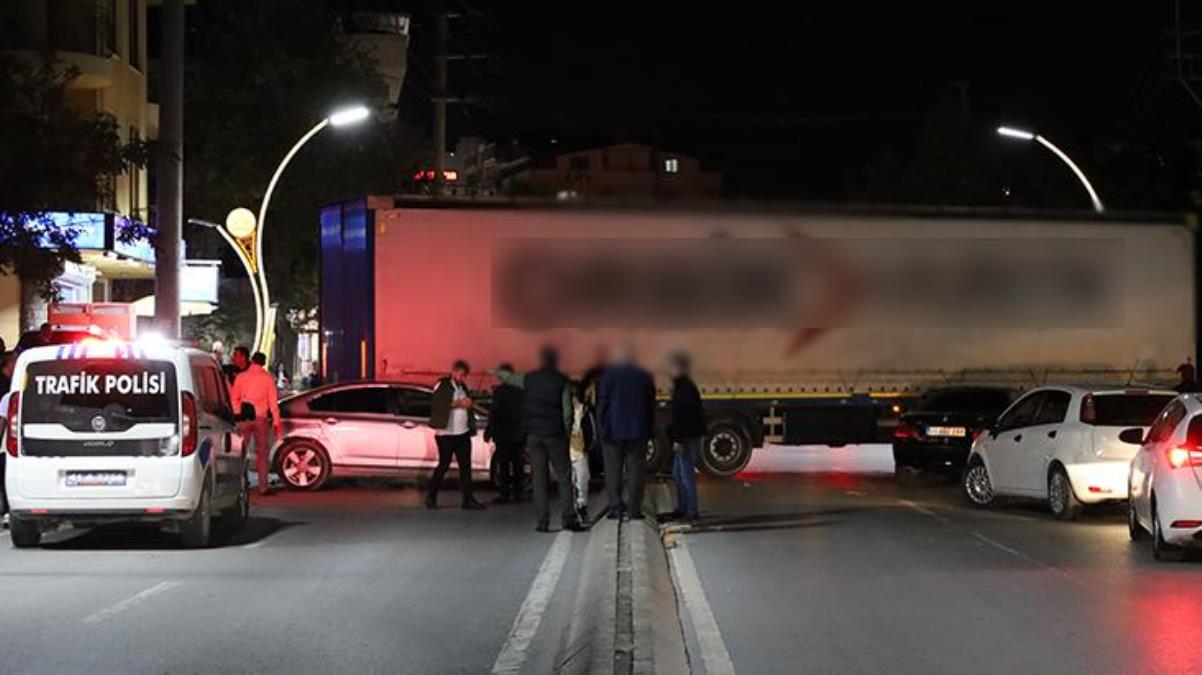 Arızalanan tır caddeye daldı, ortalık savaş alanına döndü