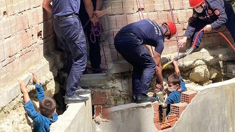Arnavutköy'de iki duvar arasına sıkışan çocuğu itfaiye kurtardı!