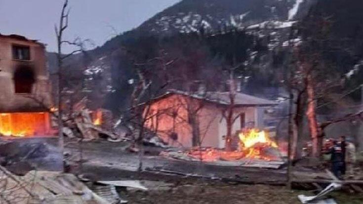 Artvin'de 6 ev yandı; 1 ölü, 1 kayıp