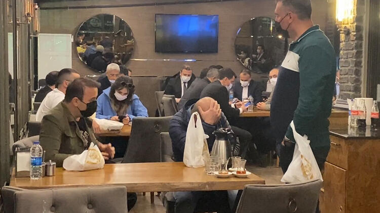 Ataşehir'de kısıtlamaya rağmen restorana baskın! 100 kişiye ceza kesildi