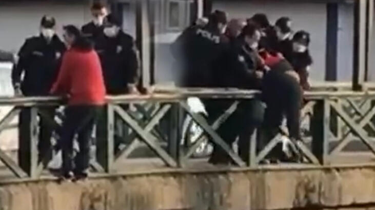 Atlamak için köprüye çıktı! Polisler son anda kurtardı