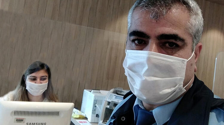 ATM’de unutulan parayı zabıta memuru buldu!