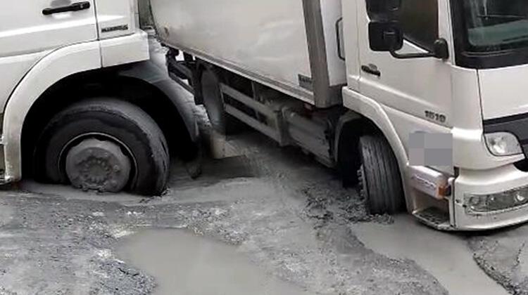 Avcılar’da aynı yol 17 günde 3’üncü kez çöktü