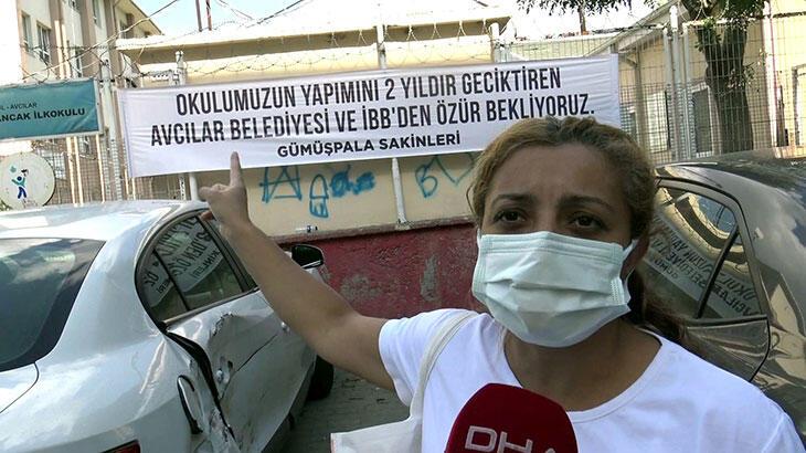 Avcılar'da depremden etkilenen okul için belediyelerden özür beklenen pankart asıldı
