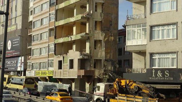 Avcılar'da gece yarısına sarkan yıkım trafiği kilitledi