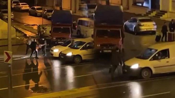 Avcılar'da yolunu kestiği araçtakilerden dayak yedi