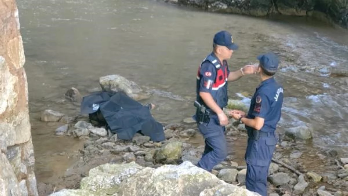 Ayaklarını serinletmek için dereye yaklaşan sürücü, yarı çıplak kadın cesedi buldu