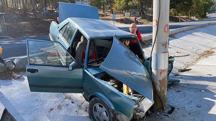 Aydınlatma direğine çarpan otomobildeki sürücü öldü, gelini ve 2 torunu yaralı