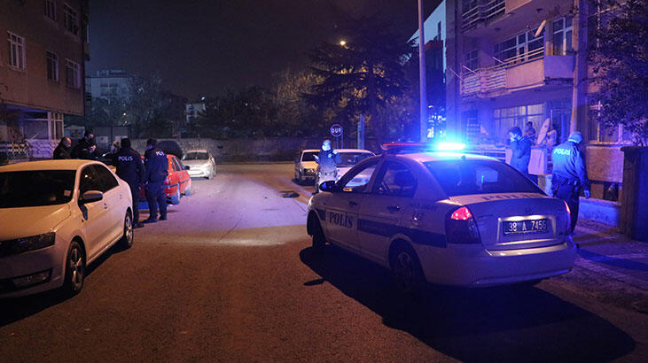 Babalarının evinin önünde havaya ateş açan kardeşler gözaltında